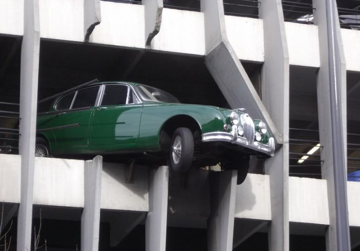 voiture dans le vide parking victor hugo
