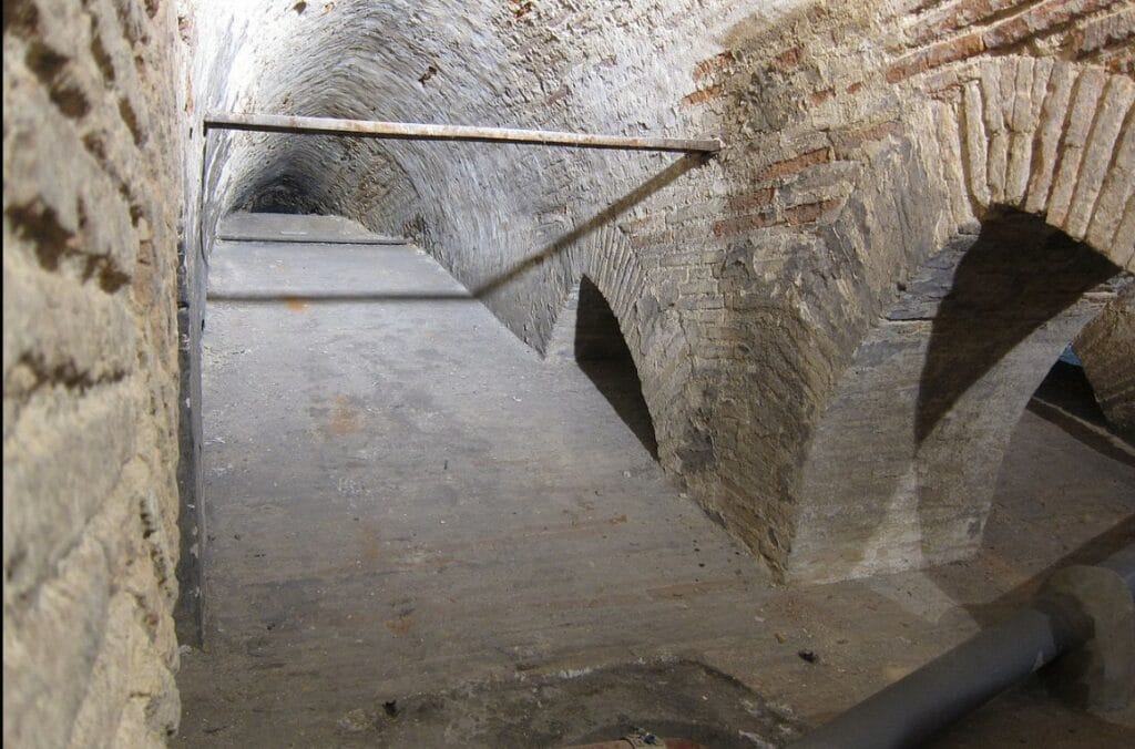 Intérieur du Pont de Pierre à Bordeaux