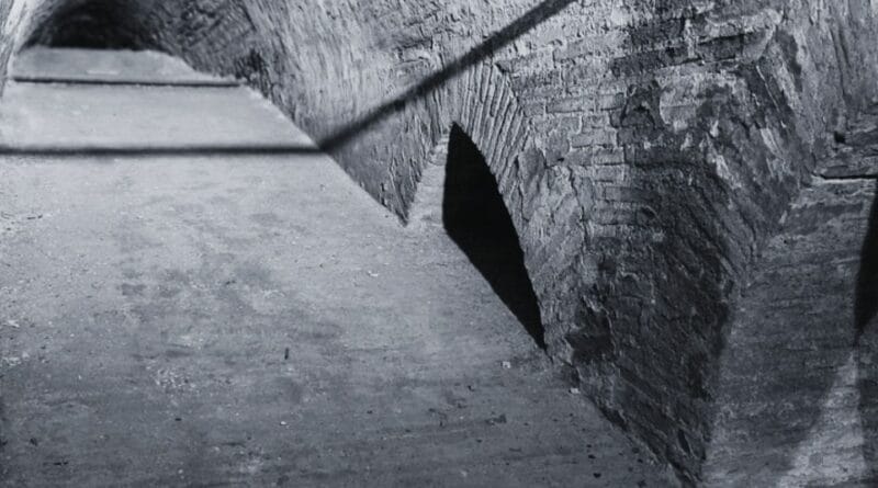 Intérieur du pont de pierre bordeaux