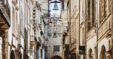Comment prononce t on le nom de la rue Saint James ?
