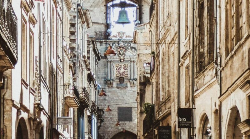 Comment prononce t on le nom de la rue Saint James ?