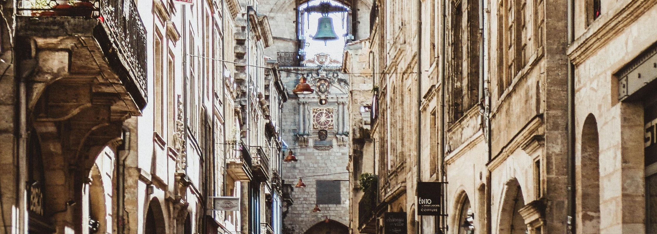Comment prononce t on le nom de la rue Saint James ?