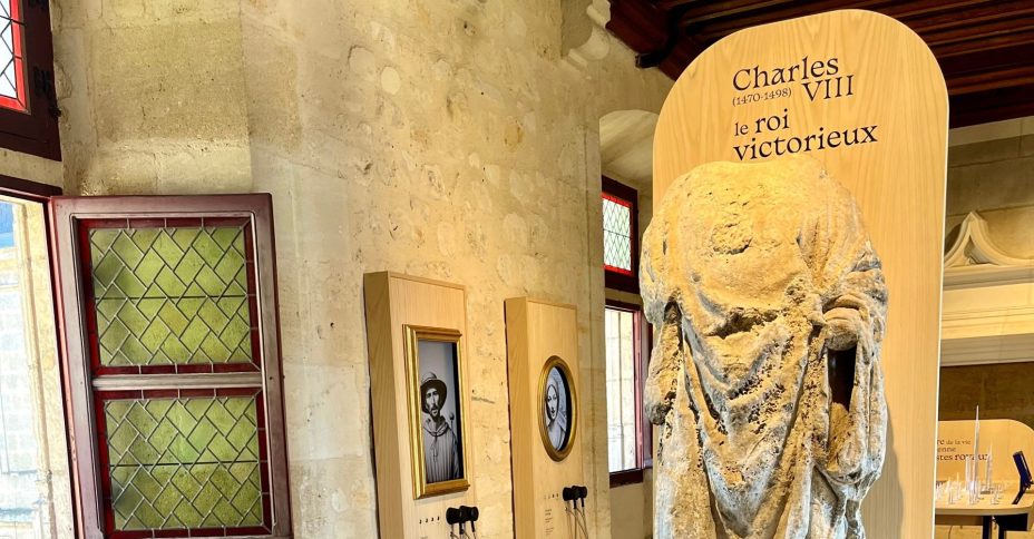 Intérieur de la Porte Cailhau et statue de Charles VII