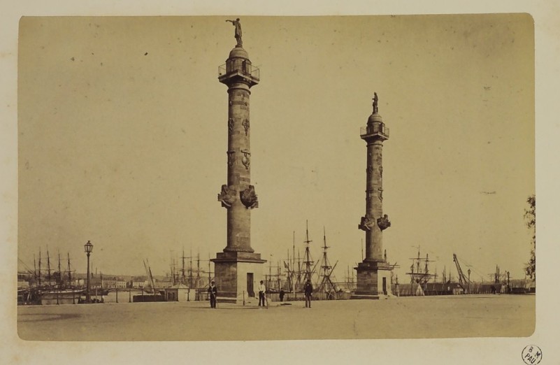 Place des Quinconces - XIXème siècle - Colonnes rostrales