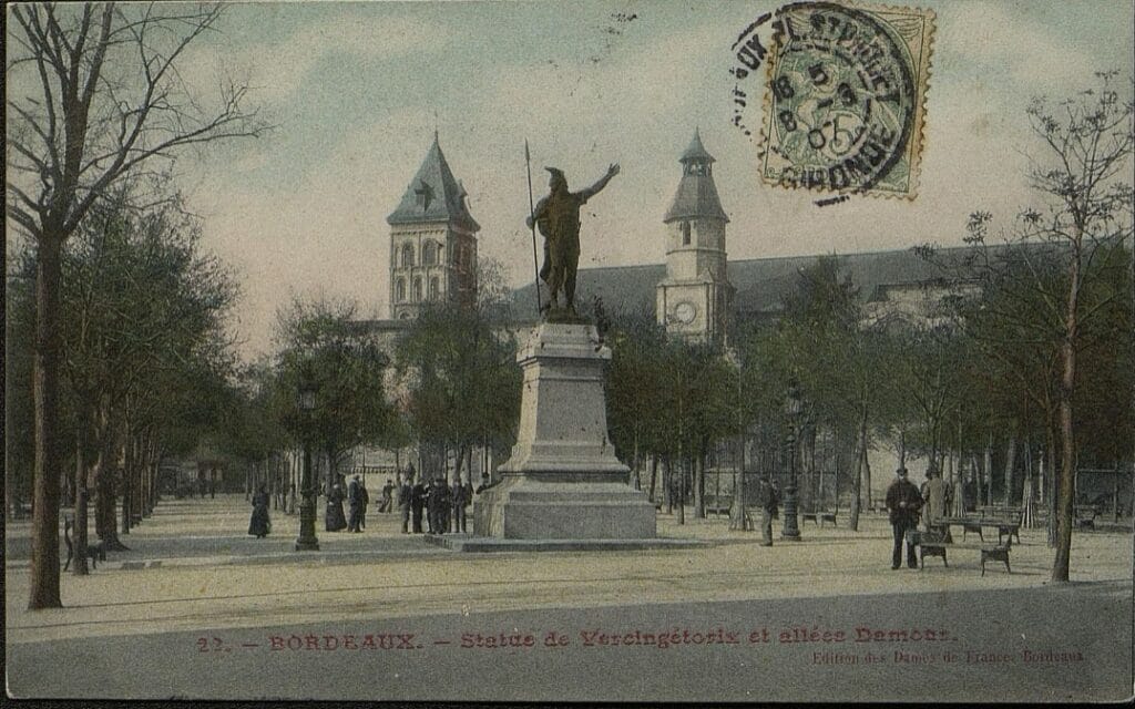 Basilique saint Seurin - Bordeaux - Statue de Vercingetorix et Allées Damours