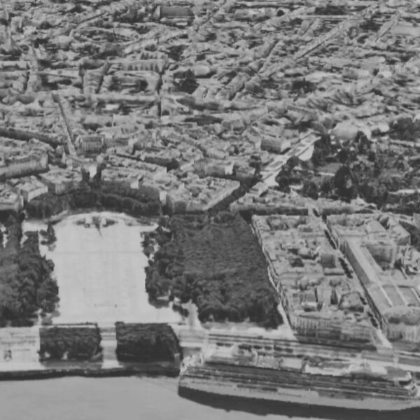 Place des quinconces plus grande place d'Europe