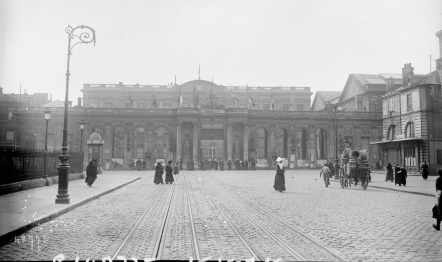 1917- Hotel de ville - Palais Rohan - Place Pey Berland - Source https://gallica.bnf.fr/
