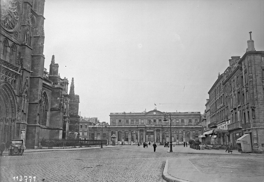 1926 - Hotel de ville - Palais Rohan - Place Pey Berland - Source https://gallica.bnf.fr/