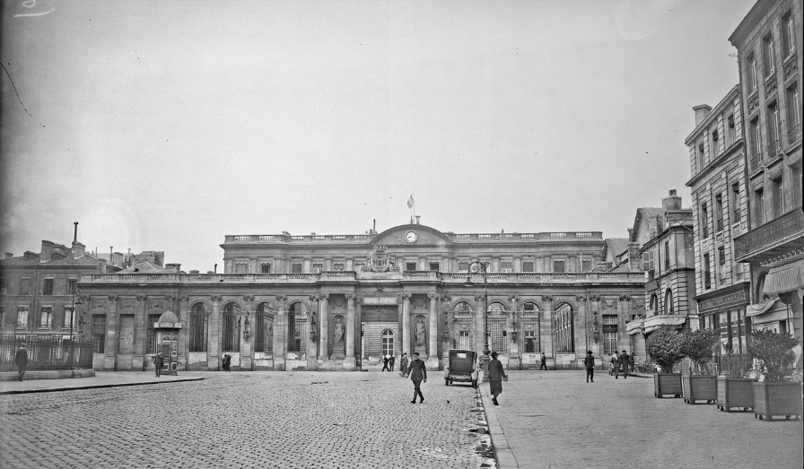 1926 - Hotel de ville - Palais Rohan - Place Pey Berland - Source https://gallica.bnf.fr/