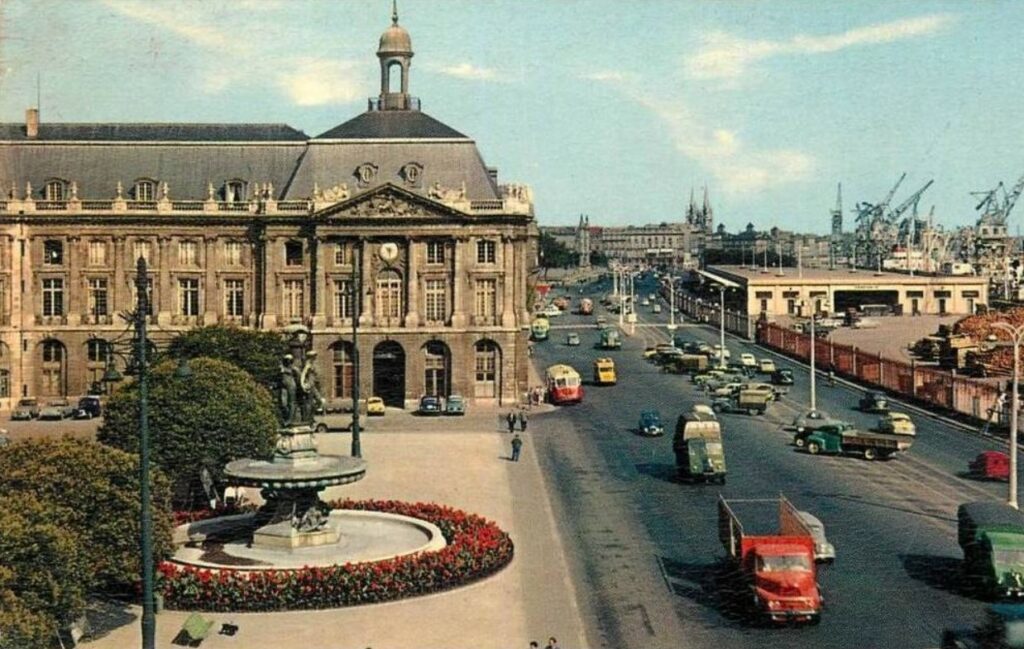 Place de la Bourse Bordeaux - 1960 - Source : https://selene.bordeaux.fr/
