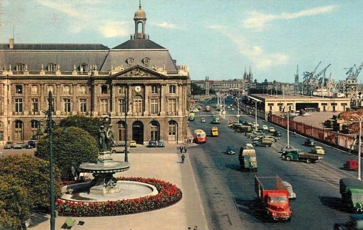 Place de la Bourse Bordeaux - 1960 - Source : https://selene.bordeaux.fr/