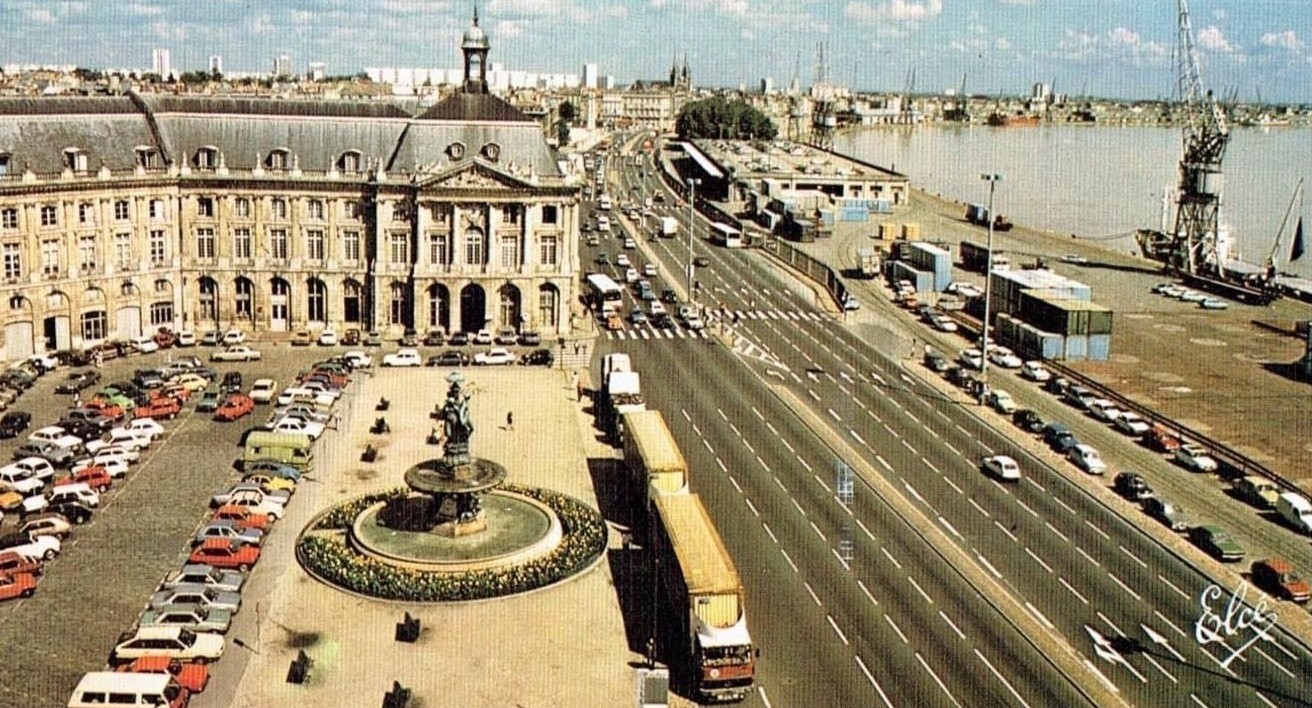 Place de la Bourse Bordeaux - 1970 - Source : https://selene.bordeaux.fr/