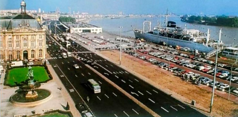 Place de la Bourse Bordeaux - 1990 - Source : https://selene.bordeaux.fr/