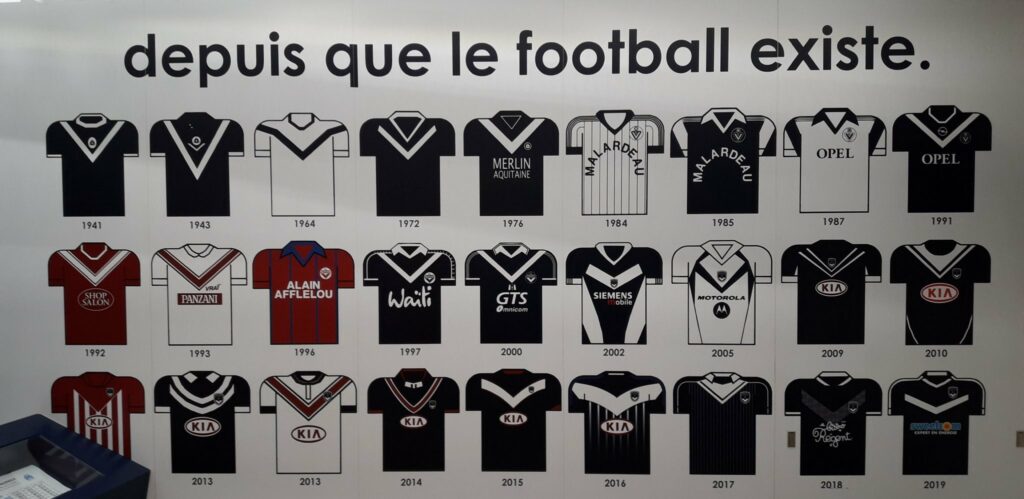 Scapulaire Bordeaux - Les maillots des girondins au fil des années - https://www.girondins.com/